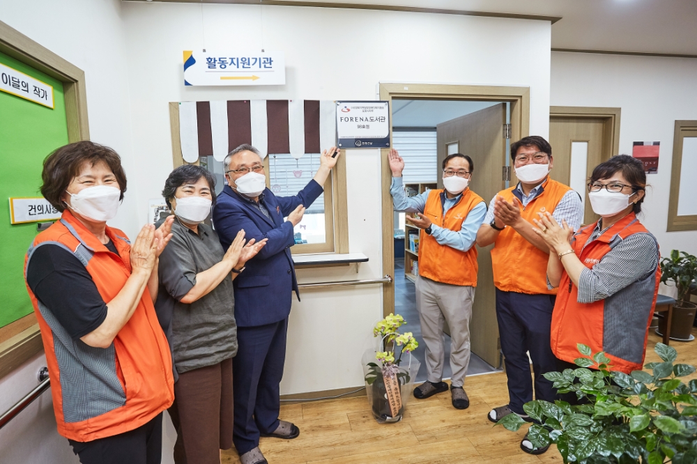 한상호 포항시 복지국장(왼쪽 3번째), 김옥희 경북지적발달장애인복지협회 포항시지부장(왼쪽 2번째), 한화건설 임직원 등 참석자들이 포레나 도서관 98호점 개관을 축하하고 있다. / 사진=한화건설