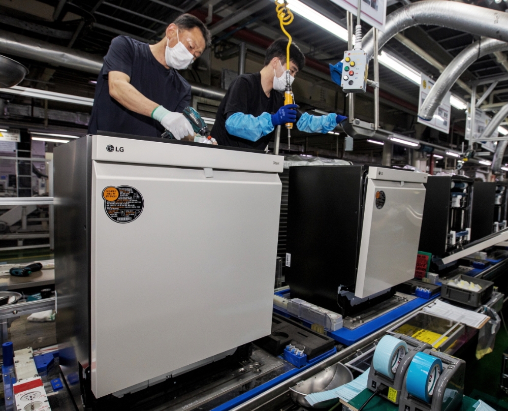  LG전자 직원들이 경남 창원시에 있는 식기세척기 생산라인에서 디오스 식기세척기 오브제컬렉션(모델명: DUBJ2EA)을 생산하고 있다. 사진=LG전자