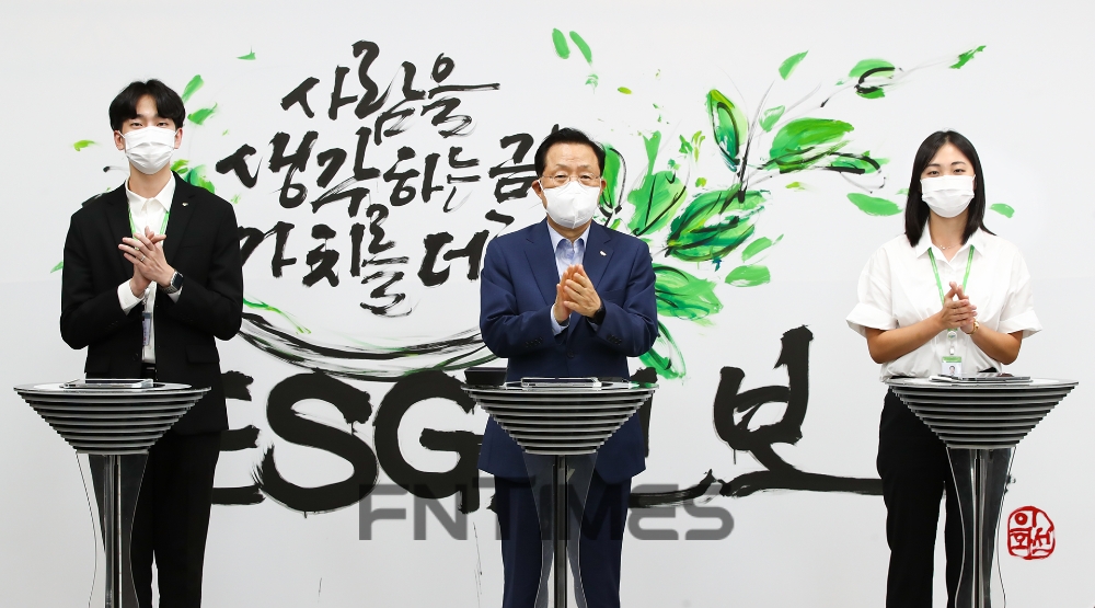 윤대희 신용보증기금 이사장(가운데)이 4일 대구 본점에서 열린 ‘2021년 하반기 전국본부점장회의’에서 ‘ESG(환경‧사회‧지배구조) 경영 선도기관 도약’을 선포하고 있다./사진=신용보증기금