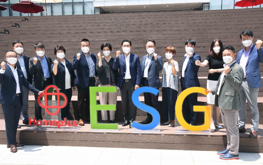 ‘홈플러스 ESG 위원회’ 구성원들이 5일 서울 등촌동 소재 홈플러스 본사 중앙정원에서 ‘홈플러스 ESG 위원회’ 출범 기념 촬영을 진행하고 있다. / 사진제공 = 홈플러스