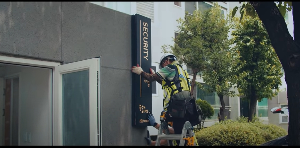 KCC건설이 노후된 경비실을 보수하고 있는 모습. / 사진=KCC건설