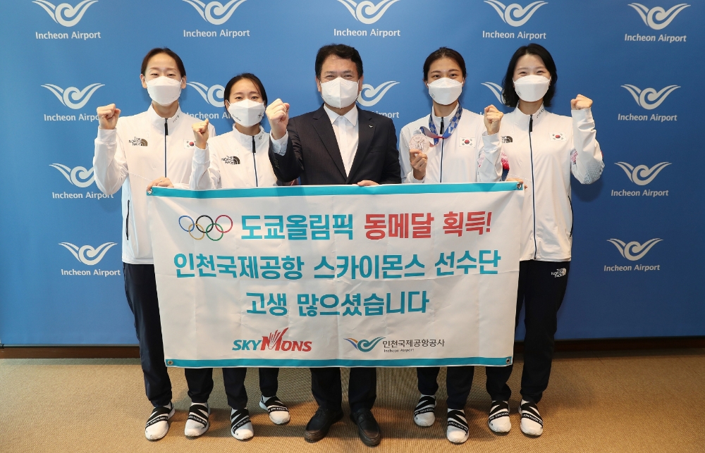 김경욱 인천국제공항공사 사장(가운데)이 지난 4일 인천국제공항공사 회의실에서 열린 ‘2020 도쿄올림픽 출전 인천국제공항공사 배드민턴 선수단 환영식’에서 공사 배드민턴단 스카이몬스 소속 여자 배드민턴 국가대표 선수들과 기념촬영을 하고 있다. 왼쪽부터 이소희, 채유정, 김소영, 신승찬 선수. /사진제공=인천국제공항공사