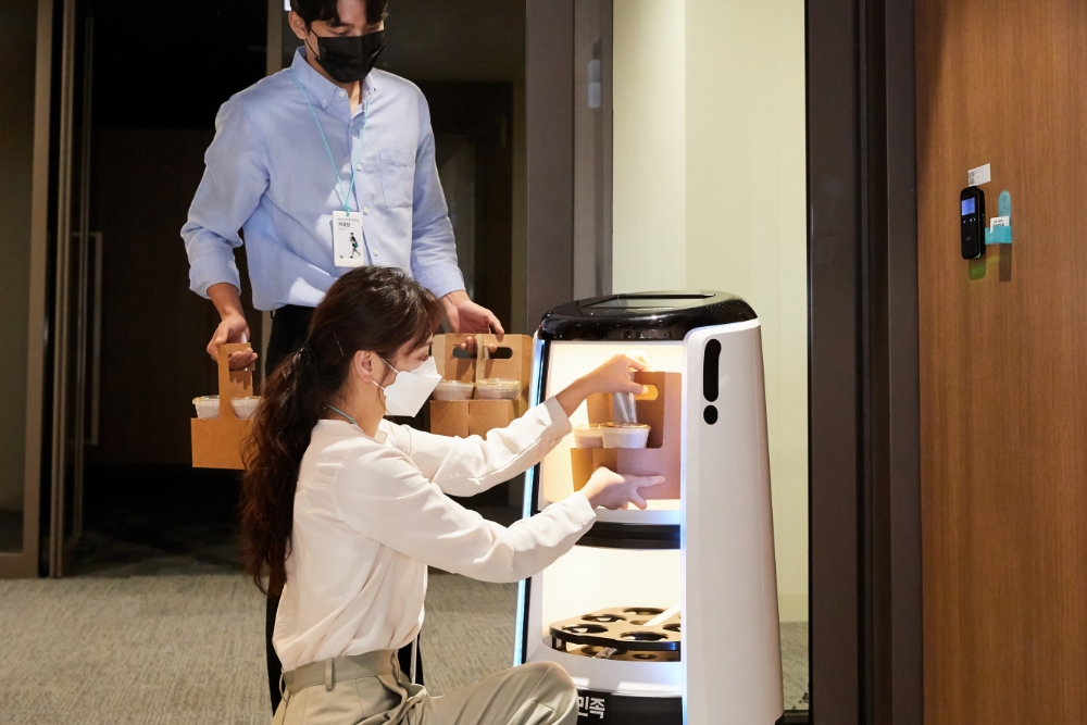 광화문 디타워 오피스에서 배달된 음료를 수령하고 있다. / 사진=DL이앤씨
