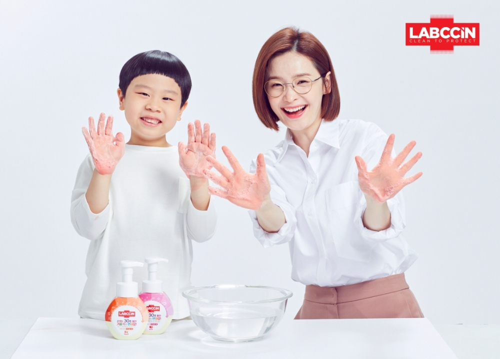 애경산업이 랩신 브랜드 모델로 배우 전미도와 김준을 발탁했다./사진제공=애경산업