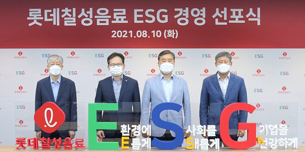 (왼쪽부터) 백원선 ESG위원장, 박윤기 롯데칠성음료 대표이사, 김관묵 음료노조위원장, 문흥배 주류노조위원장. / 사진제공 = 롯데칠성음료