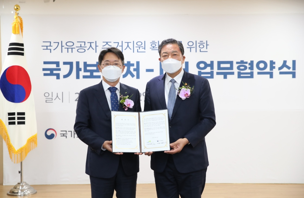 김현준 LH 사장(왼쪽)과 황기철 국가보훈처장이 협약 기념촬영을 하고 있다. / 사진=LH