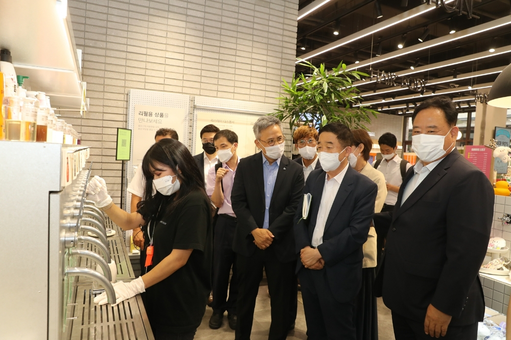 더불어민주당 탄소중립특별위원회가 '아모레스토어 광교'를 방문했다./사진제공=아모레퍼시픽