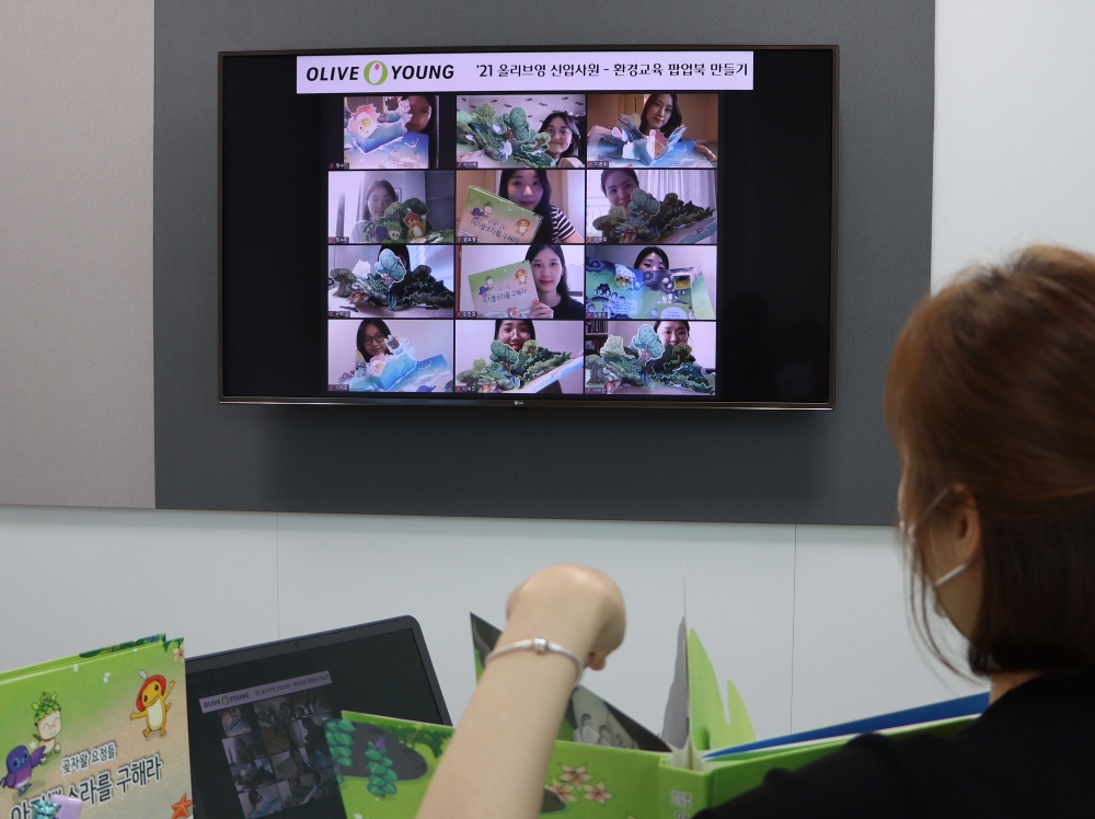 CJ올리브영이 팝업북 만들기 봉사활동을 진행했다./사진제공=CJ올리브영