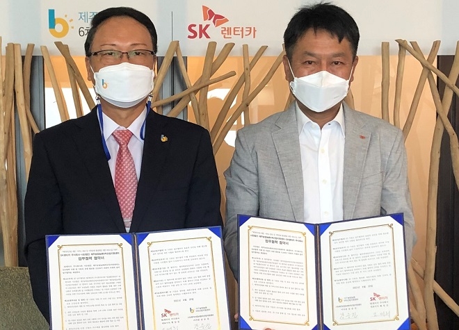 강승진 제주농업농촌6차산업지원센터 이사장(왼쪽)과 오태희 SK렌터카 제주지사장. 사진=SK렌터카.