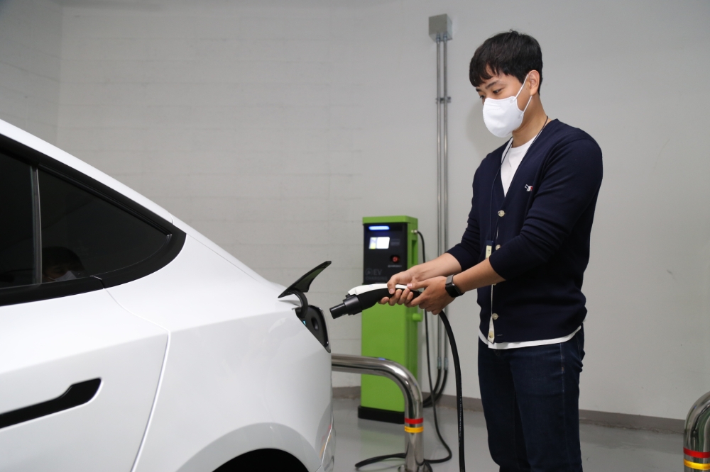 DL그룹 직원이 전기차 법인 차량을 충전하고 있다. / 사진=DL그룹