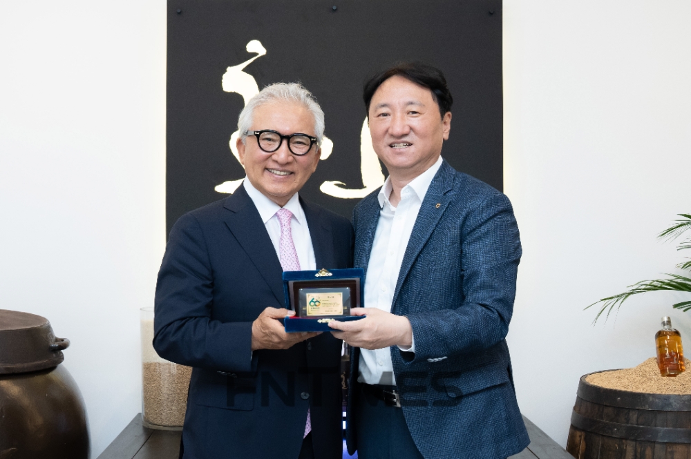 권준학 NH농협은행장(오른쪽)이 지난 20일 조태권 (주)화요 대표이사에게 ‘농협 창립 60주년’을 맞아 감사패를 전달한 뒤 기념촬영하고 있다./사진=NH농협은행장