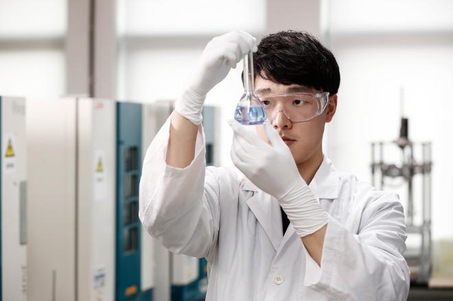 금호석유화학은 폐폴리스티렌(폐PS)을 열분해 처리해 얻은 친환경 원료 ‘재활용 스티렌’(RSM, Recycled Styrene Monomer) 제조 사업을 추진한다. 사진=금호석유화학.