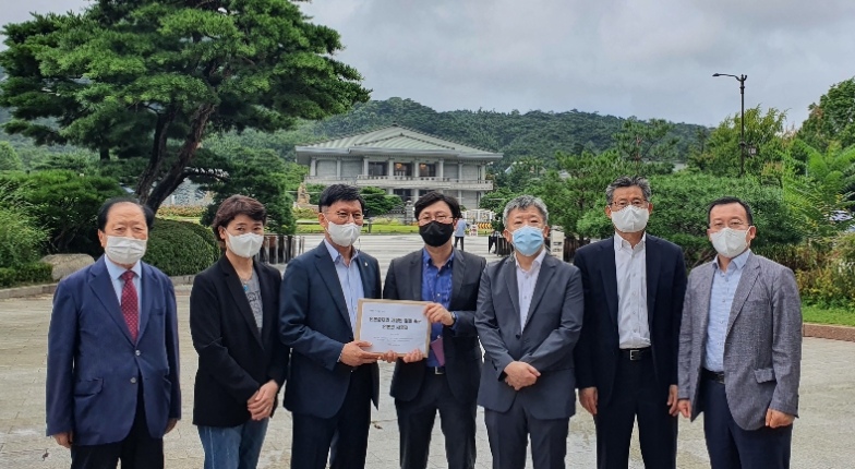 언론7단체 대표들은 이날 국회의장, 더불어민주당·국민의힘·정의당 대표, 청와대를 차례대로 방문해 서명지를 전달했다.