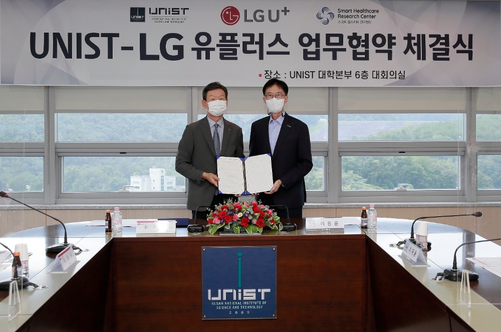 황현식 LG유플러스 CEO(왼쪽)와 이용훈 UNIST 총장이 스마트 헬스케어 솔루션 발굴을 위한 업무 협약을 체결했다. 사진=LG유플러스