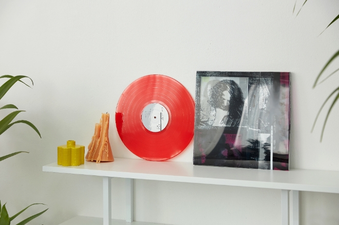 카카오메이커스는 다음 달 1일 17시부터 한국 록 음악의 대부 강산에의 4집 ‘연어 Vol.3’의 레드컬러 한정판 LP 주문을 시작한다. 사진=카카오.