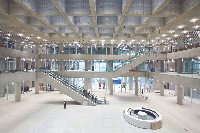 노출 콘크리트와 높은 층고가 돋보이는 아모레퍼시픽 1층 로비 모습. /사진=현대건설