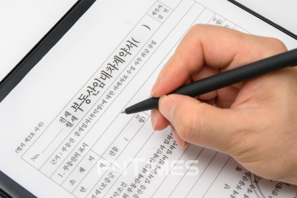 금융당국이 가계대출이 늘어나는 현 상황을 막고자 주택담보대출과 신용대출 억제에 이어 전세대출까지 규제하려는 것 아니냐는 우려 섞인 목소리가 나온다./사진=이미지투데이