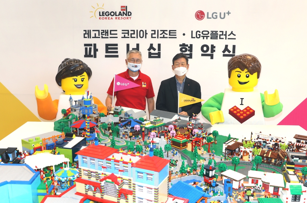 김영필 레고랜드 코리아 리조트 사장(왼쪽)과 황현식 LG유플러스 CEO(사장)(오른쪽). 사진=LG유플러스