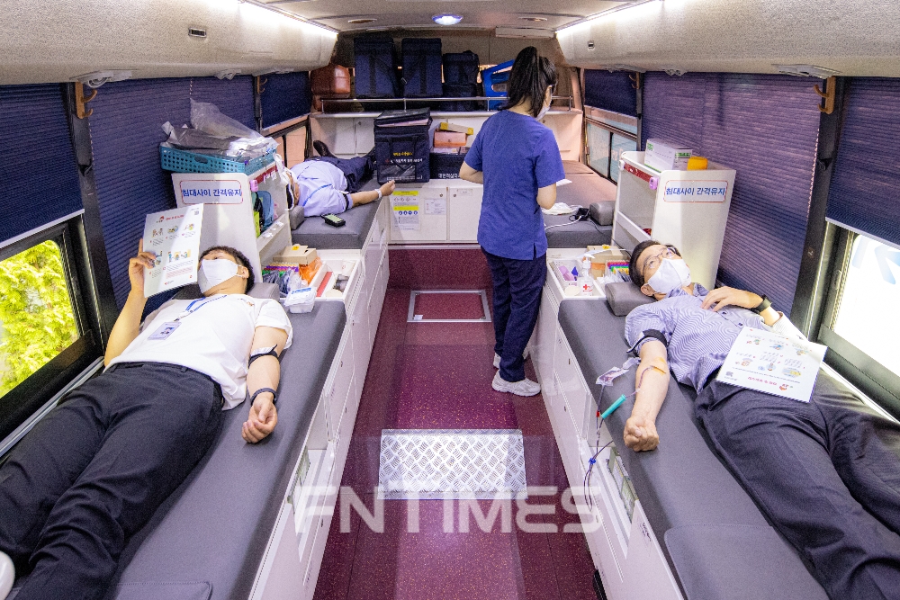 정부의 헌혈 동참 요청에 10일 방문규 행장(오른쪽)을 비롯한 수출입은행 임직원들이 여의도 본점에 방문한 이동 헌혈버스에서 단체 헌혈에 긴급 참여하고 있다./사진=수출입은행