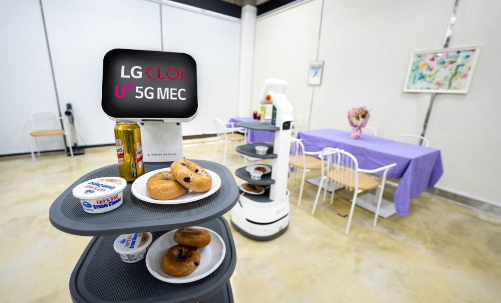 MEC에 탑재된 자율 주행 엔진을 통해 LG전자 배송로봇들이 음료를 서빙하고 있다. 사진=LG유플러스