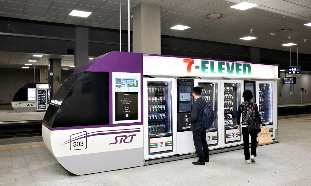 SR은 코로나19 대응 비대면 서비스 확대와 차별화된 랜드마크 조성을 위해 수서역 승강장에 SRT 고속열차를 형상화한 자판기형 무인편의점을 도입했다. /사진제공=SR