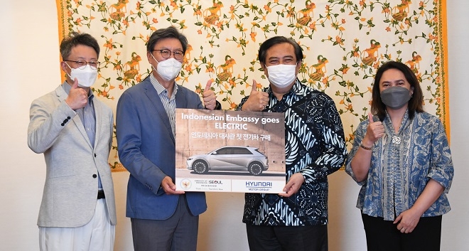(왼쪽부터) 현대차 김경수 상무, 현대차 김창범 자문역, 우마르 하디 주한 인도네시아 대사, 젤다 울란 카티카 주한 인도네시아 부대사. 제공=현대차.