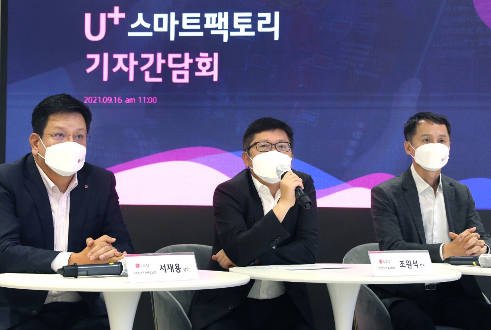 (왼쪽부터) 서재용 스마트인프라사업담당 상무(왼쪽부터)와 조원석 기업신사업그룹장 전무, 전영서 기업서비스개발담당. 사진=LG유플러스