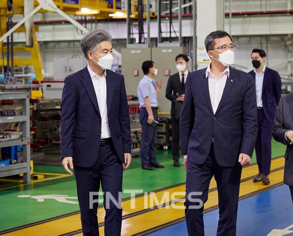 문성유 한국자산관리공사(캠코) 사장(오른쪽)이 16일 ‘자산매입 후 임대프로그램(Sale & Lease Back)’을 통해 경영정상화를 추진 중인 중소기업 현장을 찾아 설명 듣고 있다./사진=캠코