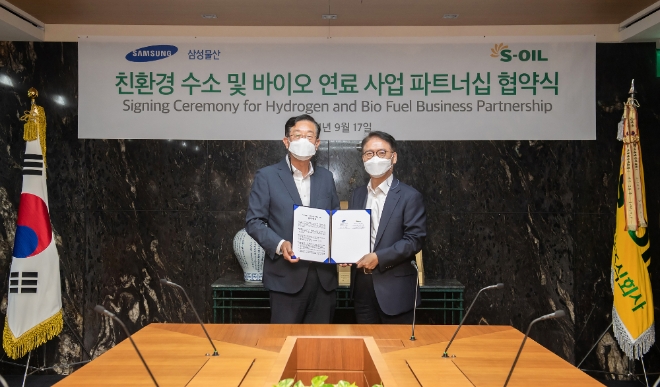 S-OIL은 지난 17일 서울 마포 S-OIL 사옥에서 경쟁력 있는 탄소중립 친환경 에너지 사업을 선도하기 위해 삼성물산과 ‘친환경 수소 및 바이오 연료 사업 파트너십 협약식’을 체결했다. 사진=S-OIL.