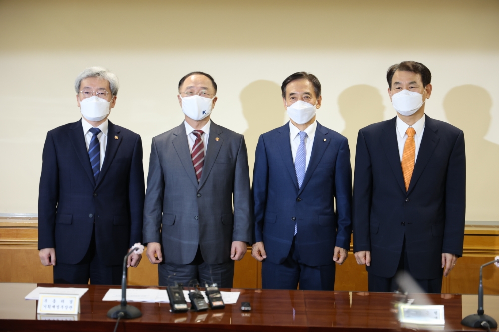 (사진 왼쪽부터)고승범 금융위원장, 홍남기 경제부총리 겸 기획재정부 장관, 이주열 한국은행 총재, 정은보 금융감독원장이 30일 오전 서울 중구 은행회관에서 열린 거시경제금융회의에서 기념촬영을 하고 있다./사진=한국은행(21.9.30)