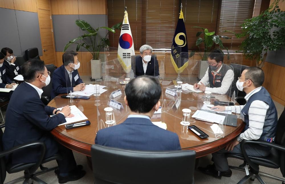 고승범 금융위원장이 1일 정부서울청사에서 '금융권 노사정 대표자회의'를 갖고 금융현안에 대해 논의했다. /사진제공=전국사무금융노동조합연맹