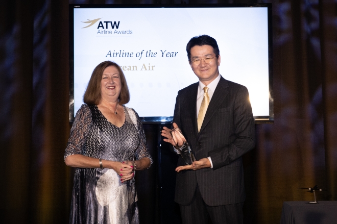 대한항공은 5일 오후(현지시간) 보스턴 리비어 호텔(Revere Hotel)에서 열린 에어 트랜스포트 월드(Air Transport World, 이하 ATW) 시상식에서 2021년 올해의 항공사(Airline of the Year Award) 상을 수상했다. 사진=대한항공.