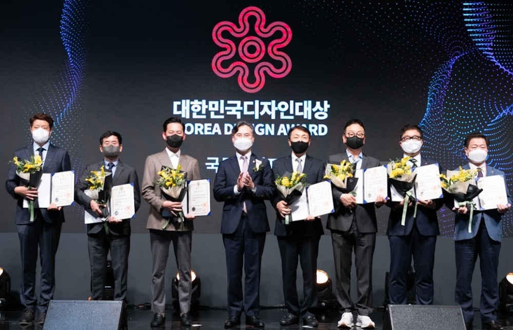 세븐일레븐이 '제 23회 대한민국 디자인대상' 디자인경영 기업, 단체 부문에서 국무총리 표창을 수상했다./사진제공=세븐일레븐