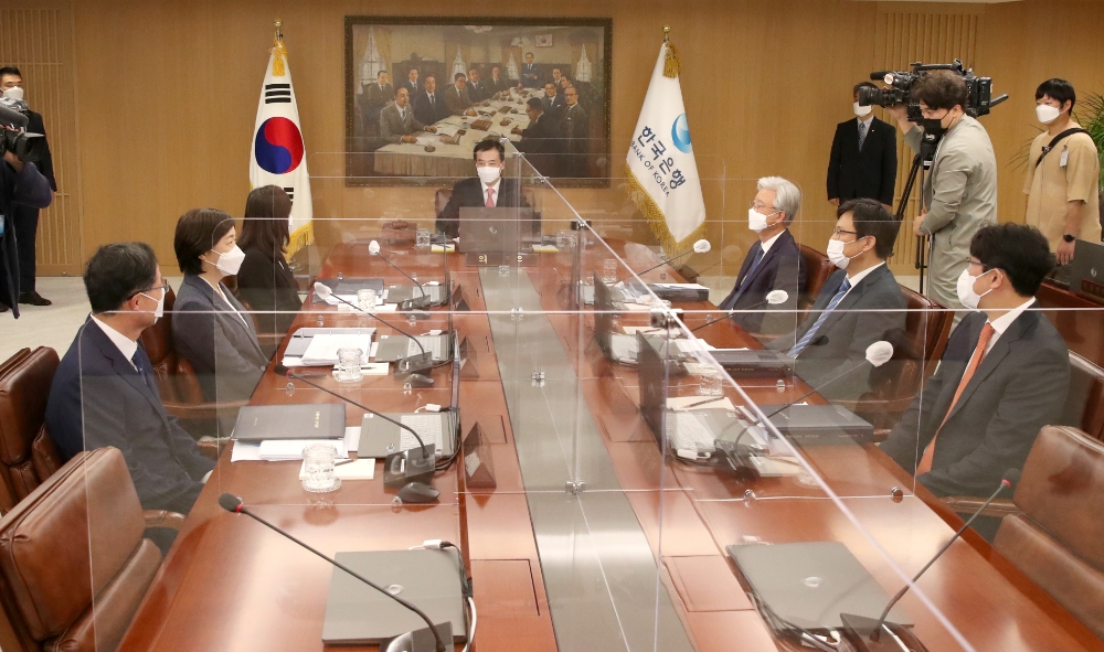 이주열 한국은행 총재가 12일 오전 서울 중구 한국은행에서 열린 금융통화위원회 본회의에서 회의를 주재하고 있다. / 사진제공= 한국은행(2021.10.12)