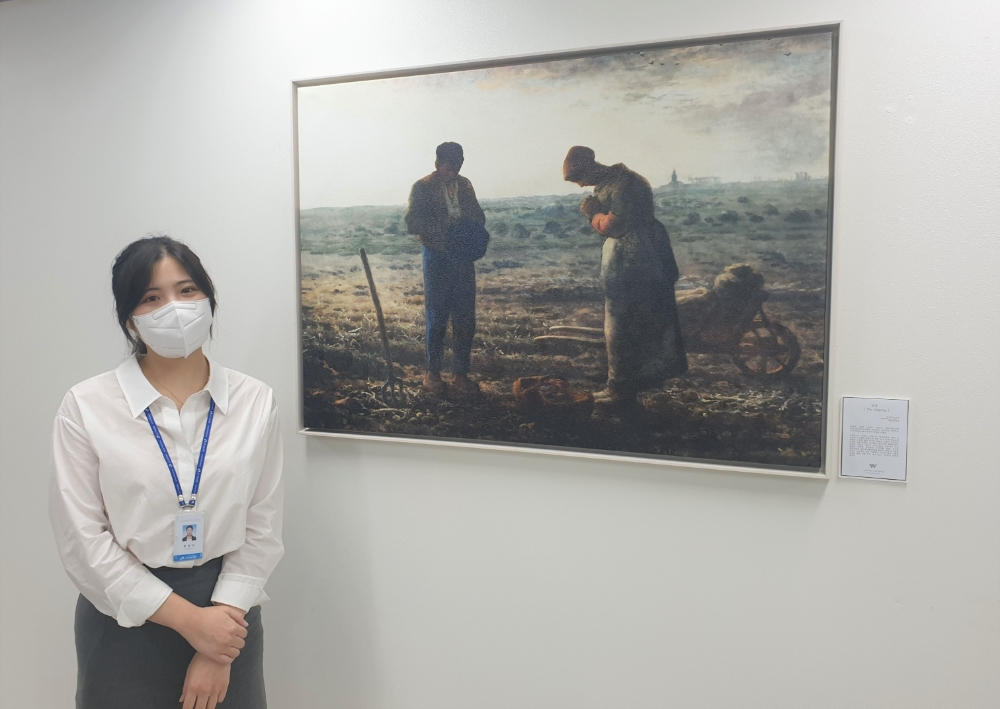 미술전을 감상 중인 JT저축은행 신입사원의 모습. /사진제공=JT저축은행