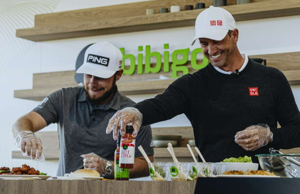 美 PGA투어 더CJ컵을 앞두고 진행된 비비고 한식 체험 이벤트에서 만두를 활용한 음식을 만들고 있는 티렐 해튼(왼쪽)과 아담 스콧(오른쪽)/사진제공=CJ제일제당