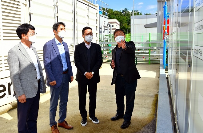 (왼쪽부터) 울산테크노파크 우항수 단장, 현대자동차 오재혁 상무, 두산퓨얼셀 박수철 전무.