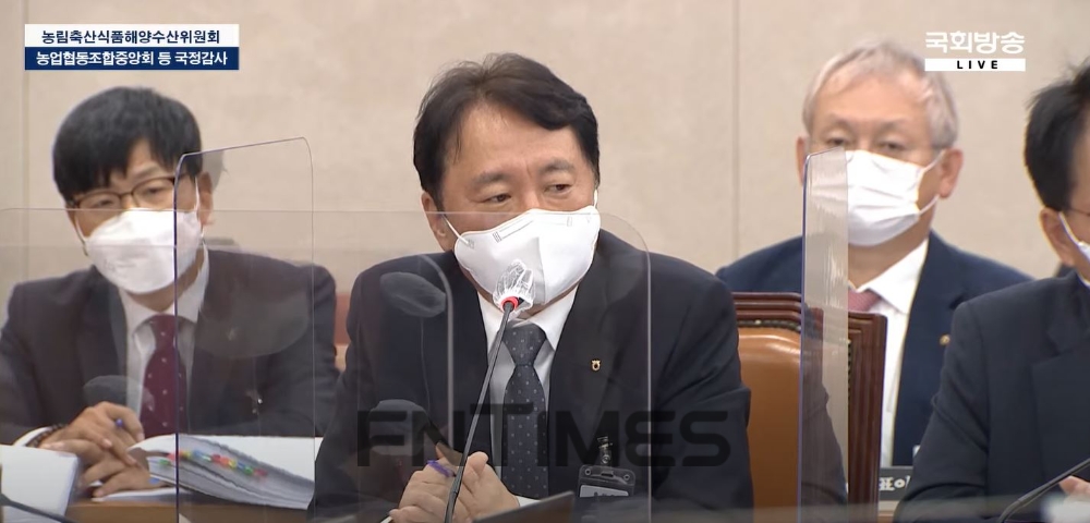 권준학 NH농협은행장이 15일 국회 농림축산식품해양수산위원회 국정감사에서 최인호(더불어민주당‧부산 사하구갑) 질의에 답하고 있다./사진=국회방송 유튜브 갈무리