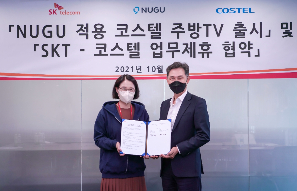 이현아 SKT AI&CO장(왼쪽)과 류성현 코스텔 대표이사가 자사 AI 플랫폼 ‘누구(NUGU)’ 기반 AI 디바이스ᆞ서비스 개발을 위한 업무협약을 맺었다. 사진=SK텔레콤