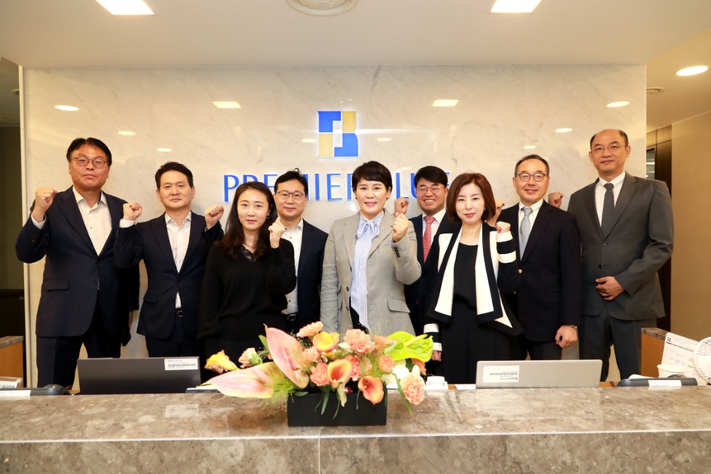 NH투자증권은 20일 초고액자산가를 대상으로 하는 가문 자산관리 서비스 ‘프리미어블루 패밀리 오피스’를 출시했다고 밝혔다. NH투자증권 프리미어블루 강북센터 직원들이 기념촬영을 하고 있다. / 사진제공= NH투자증권(2021.10.20)