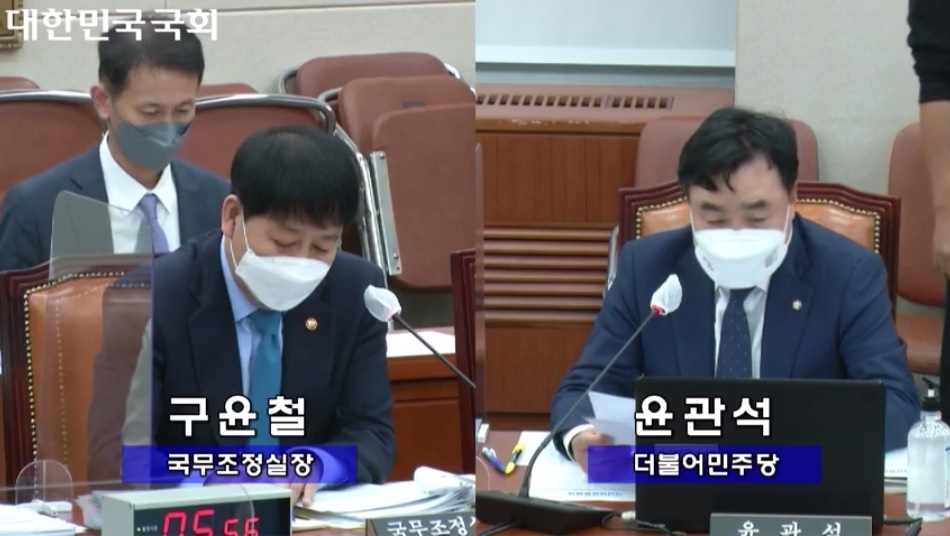 정무위원회 소속 윤관석 더불어민주당 의원이 구윤철 국무조정실장에 질의를 하고 있다./사진=국회의사중계시스템 갈무리