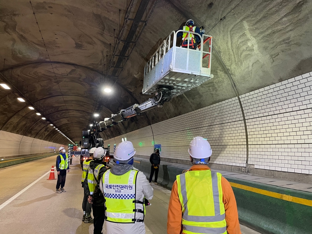 터널 조사용 기술 현장 테스트. / 사진제공=국토안전관리원