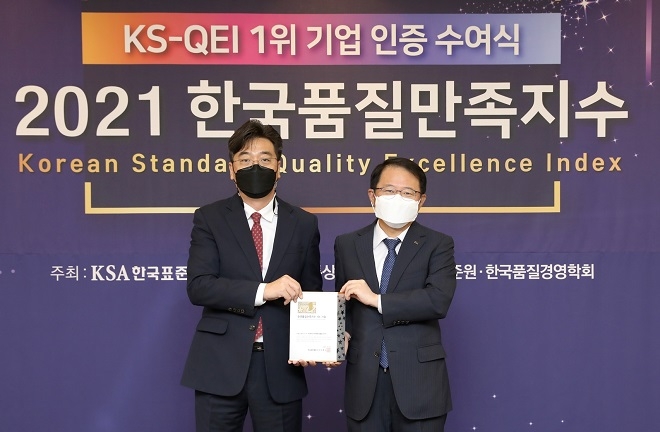 10월22일 한국표준협회 DT센터에서 진행된 2021 한국품질만족지수 인증수여식에서 한국타이어 고객품질보증 이경문 담당(왼쪽)과 한국표준협회 강명수 회장(오른쪽). 제공=한국타이어.