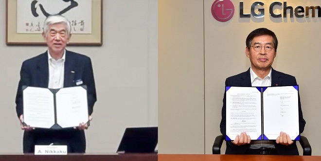 닛카쿠 아키히로 도레이 사장(왼쪽)과 신학철 LG화학 부회장이 27일 화상으로 분리막 합작사 설립 계약을 체결하고 있다. 제공=LG화학.