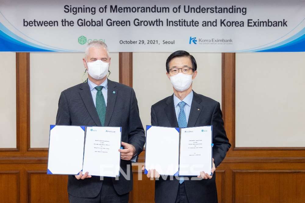방문규 한국수출입은행장(오른쪽)과 프랭크 라이스베르만(Fran Rijsberman) 글로벌녹색성장기구(GGGI) 사무총장이 29일 오후 수출입은행 본사에서 '녹색성장 협력을 위한 업무협약서'에 서명한 뒤 기념촬영하고 있다./사진=한국수출입은행