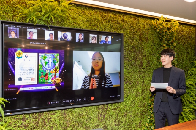 한화토탈이 한국기후∙환경네트워크, 초록우산어린이재단과 함께 진행한 ‘초록 지구환경 어린이 그림 공모전’이 지난달 30일 시상식을 끝으로 대단원의 막을 내렸다. 사진=한화토탈.