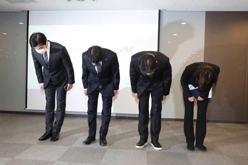 (왼쪽부터) 박효일 고객경험혁신본부장 상무, 박현진 네트워크혁신TF 전무, 서창석 네트워크혁신TF 전무, 권혜진 네트워크전략담당 상무가 1일 KT 광화문사옥에서 지난 10월 25일 발생한 통신 장애에 대해 사과하고 있다. 사진=KT