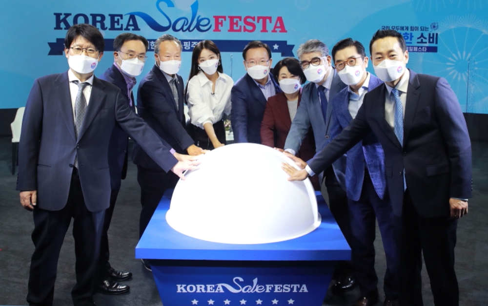 김부겸 국무총리(왼쪽 다섯 번째)가 31일 서울 동대문디자인플라자 서울 ON스튜디오에서 열린 코리아세일페스타(KSF) 개막식에서 문승욱 산업통상자원부 장관과 김연화 코리아세일페스타 추진위원장 등 참석자들과 터치버튼을 누르는 개막선언 퍼포먼스를 하고 있다./ 사진제공 = 산업통상자원부