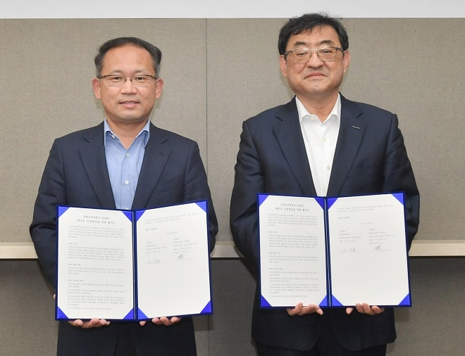 삼성SDI 연구소장 장혁 부사장(왼쪽)과 포스텍 김무환 총장. 제공=삼성SDI.