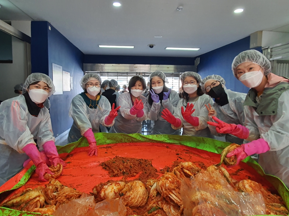 NH농협은행 경기영업본부, 수원시 여성책임자모임, 지역사회 위한 '사랑의 김장김치 나눔' 행사